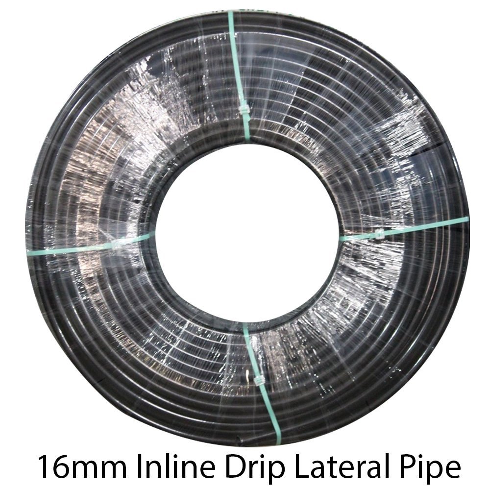 خرطوم ري أسود سادة بقطر 16 مم مع معدل تدفق قابل للتعديل في حديقة منزلية، يضمن توزيعًا متساويًا للمياه.