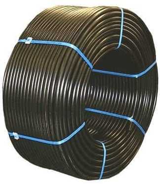 نبوب ري بقطر 16 مم على أرضية حديقة مزروعة، يوضح قدرته على مقاومة المواد الكيميائية.