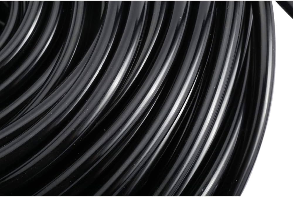 لفة خرطوم ري أسود سادة بقطر 16 مم، تُستخدم في أنظمة الري بالتنقيط للزراعة في الحدائق.