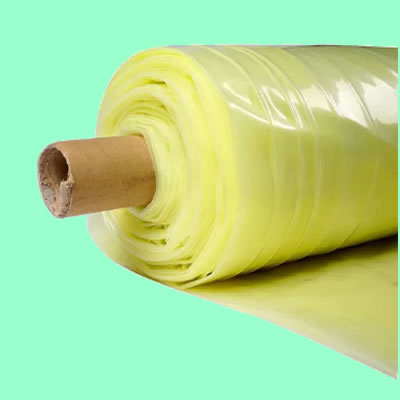 "تغطية بلاستيكية للمزارع تحمي المحاصيل من العوامل الجوية"