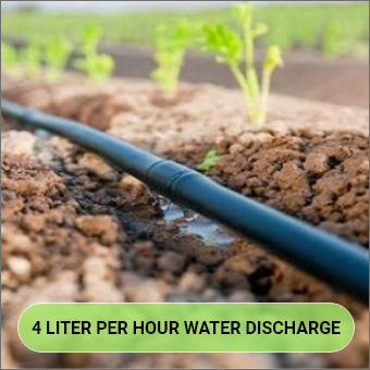 خرطوم ري أسود سادة موصول بنظام الري في حديقة منزلية، مع تركيز على الاستخدام المستدام للمياه.