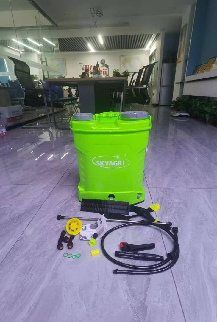 شاش 20 لتر مع مضخة تدفق 3.1 لتر في الدقيقة، يعمل ببطارية 12V، يُستخدم في الري الزراعي والحدائق.