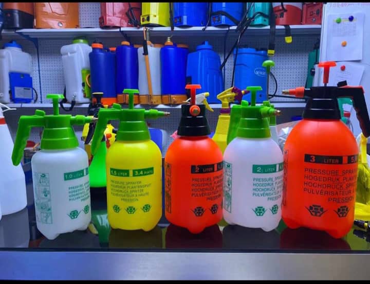 "بخاخ يدوي صغير لرش الماء والمعقمات سعة ٢ لتر"
"بخاخ رش زراعي منزلي خفيف الوزن سعة ٢ لتر PE"
"بخاخ محمول للمبيدات والأسمدة الورقية سعة ٢ لتر"