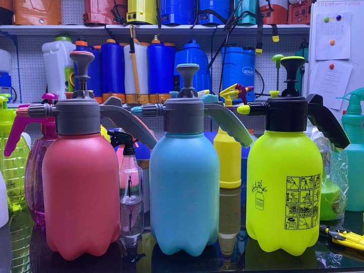 "بخاخ يدوي صغير لرش الماء والمعقمات سعة ٢ لتر"
"بخاخ رش زراعي منزلي خفيف الوزن سعة ٢ لتر PE"
"بخاخ محمول للمبيدات والأسمدة الورقية سعة ٢ لتر"