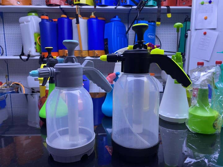 "بخاخ يدوي صغير لرش الماء والمعقمات سعة ٢ لتر"
"بخاخ رش زراعي منزلي خفيف الوزن سعة ٢ لتر PE"
"بخاخ محمول للمبيدات والأسمدة الورقية سعة ٢ لتر"