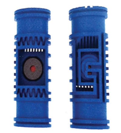 صورة للخرطوم في بيئة الحديقة، مع إبراز كيف يمكن التحكم في تدفق المياه بشكل مناسب لمنع الإفراط في الري