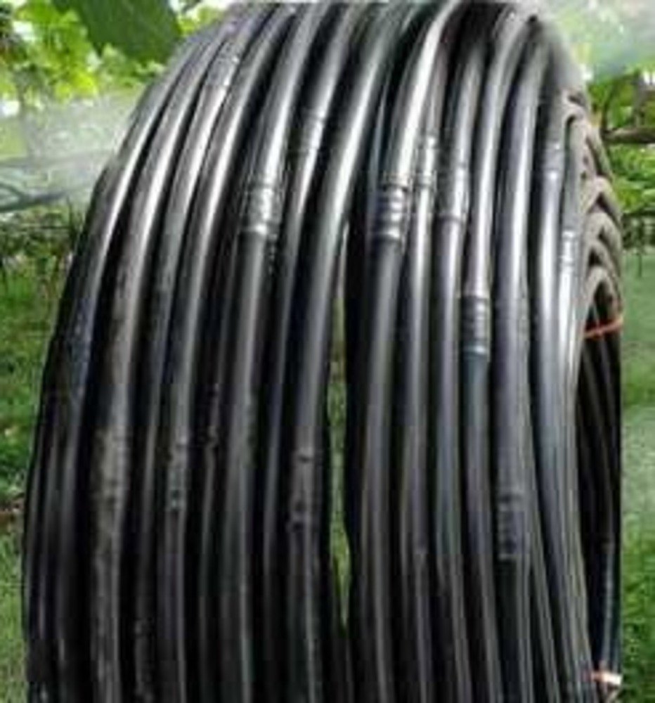 تركيب خرطوم ري أسود سادة في تنسيق حدائق مع تصميم موفر للمساحة يتيح الاستخدام الأمثل للمياه.