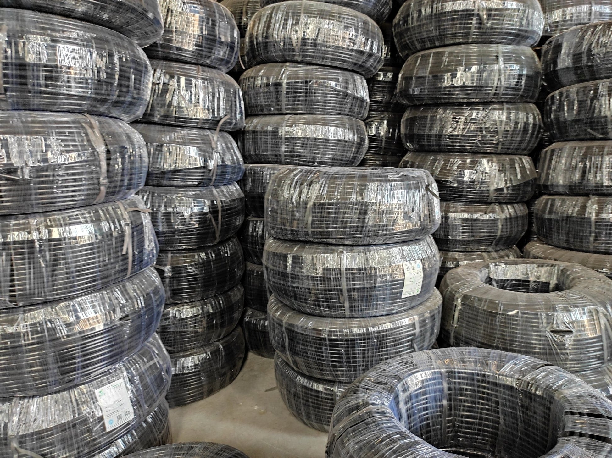  خرطوم ري أسود سادة بقطر 16 مم يستخدم في الري الذكي للمساحات المزروعة الصغيرة والكبيرة، مع تنظيم دقيق لمعدل تدفق المياه.